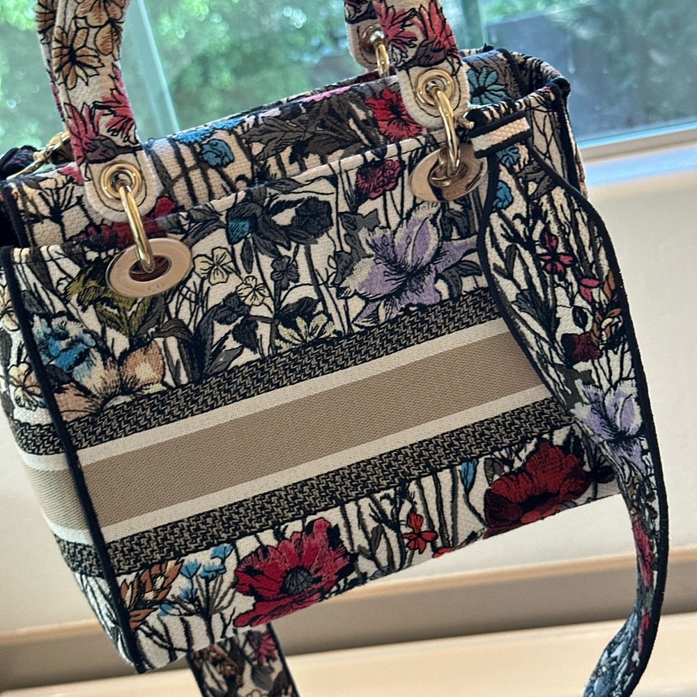 Medium Lady D-Lite Bag
Latte Embroidery with Multicolor Dior Cabinet de la Mer - Picture 11 of 15